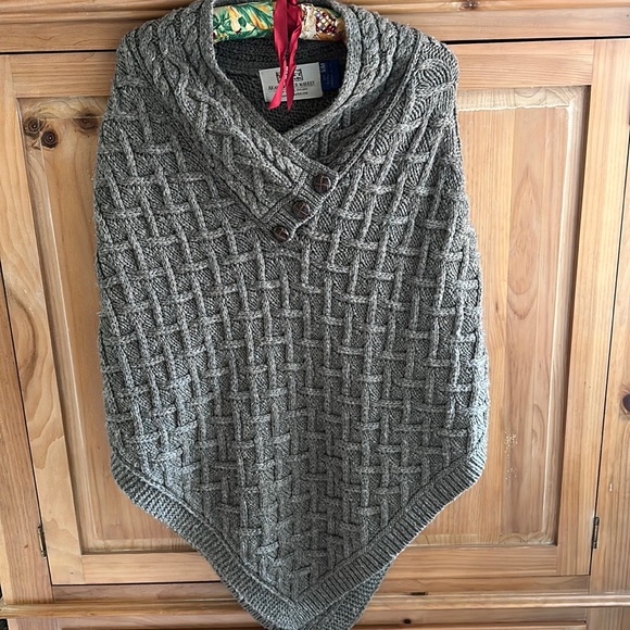 Aran merino wool poncho - Picture 1 of 5